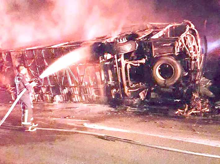 Así quedó el bus de Expresos Brasilia en el accidente ocurrido en zona rural del corregimiento de Cuestecitas.