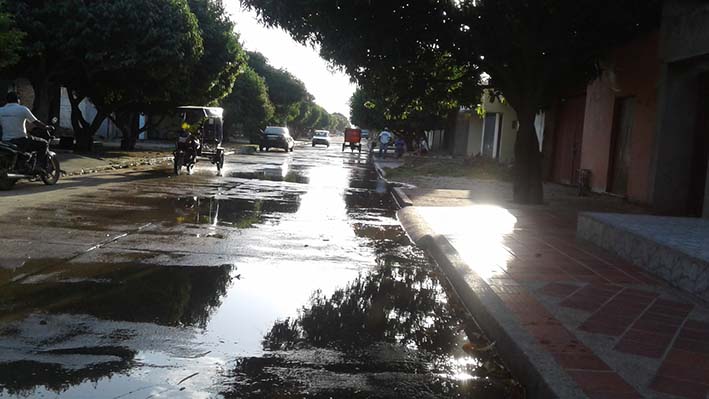 Así amanecen muchas calles y carreras en San Juan del Cesar, por culpa de los usuarios que desperdician el agua.