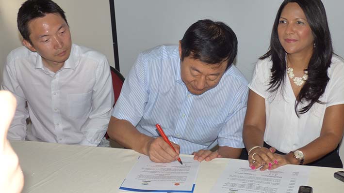 Un memorando de entendimiento firmaron la alcaldesa encargada de Riohacha, Isseth Tatiana Barros Brito, y el embajador de la República de China, Li Nianping.