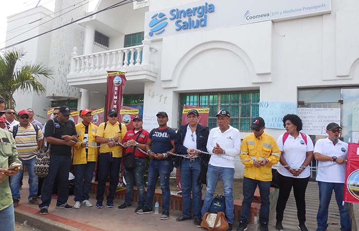 Los trabajadores de la multinacional Cerrejón se tomaron en la EPS Coomeva, protestando por lo pésimo del servicio que presta.