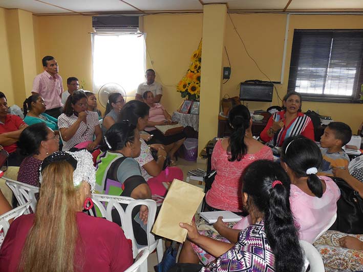 Los profesores de la I.E. Isabel María Cuestas González recibieron una charla con la rectora de la Institución Piedad Bustamante Frías, para realizarle las pruebas Saber a los estudiantes.