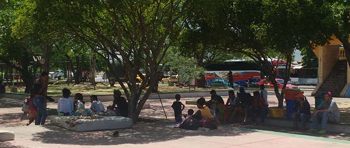 Desde que estalló la crisis social en Venezuela fue poco a poco ocupándose el céntrico parque del centro de Riohacha.