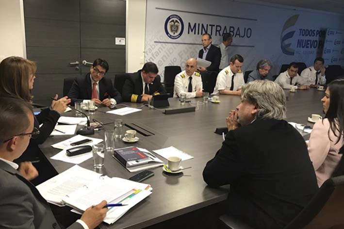 Hernán Rincón, presidente ejecutivo de Avianca, sentado en mesa de negociación.