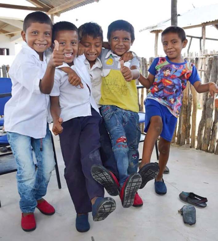 Niños felices después de recibir los zapatos. 