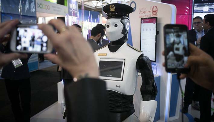 Las máquinas inteligentes pueden llegar a reemplazar, desplazar al ser humano en su cotidianidad, en su trabajo, al ofrecer servicios más efectivos.