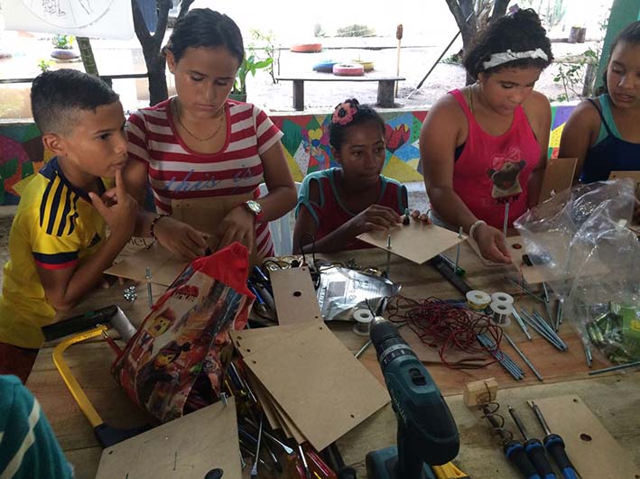 Lideres y menores de edad de la comunidad corregimiento de Conejo, compartieron formas creativas de hacer uso de la tecnología para resolver necesidades individuales y comunitarias.