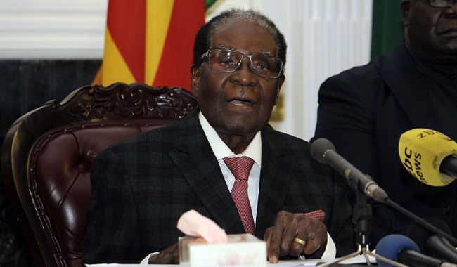 El presidente de Zimbabue, Robert Mugabe, ofrece una declaración televisada en Harare (Zumbabue).