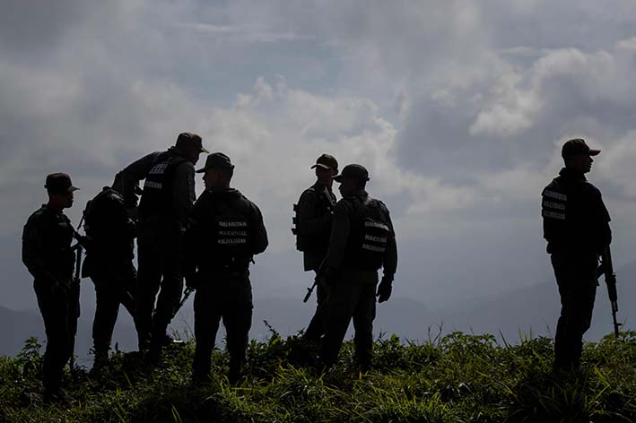 Agentes prestan guardia en los alrededores del lugar donde realizaron una operación contra el grupo liderado por el expolicía Óscar Pérez.