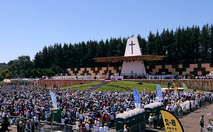 Vista general de la multitudinaria misa ofrecida por el Papa Francisco en Temuco (Chile). 