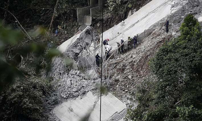 Puente Chirajara, que comunica al Llano con Bogotá, se desplomó hace tres días.