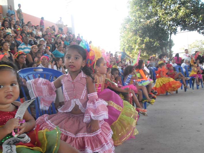 Los niños de diferentes instituciones de Barrancas participaron en las fiestas de carnaval.