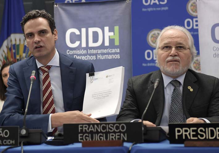 El secretario general de la Comisión Interamericana de Derechos Humanos (CIDH), Paulo Abrão (i), presenta el informe 