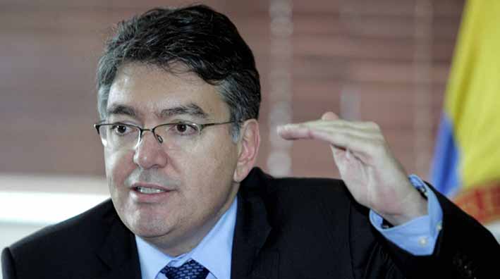 El ministro Cárdenas explicó que la nueva moneda colombiana se llamará nuevo peso y habrá un periodo de transición en la que circularán tanto los billetes viejos como los nuevos.