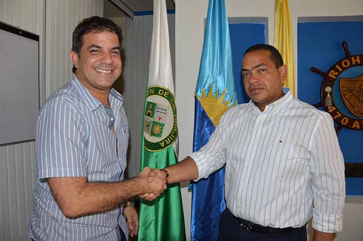 Aspecto de la reunión que sostuvieron el alcalde saliente y entrante, Miguel Pugliese Chasaigne y Fabio David Velásquez Rivadeneira, respectivamente.