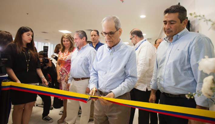 El rector Jesús Ferro Bayona durante el corte de cinta inaugural de la nueva Clínica Odontológica.