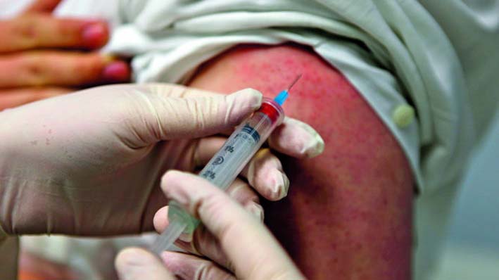 El Gobierno cuenta con una provisión de 350 mil  dosis de la vacuna, y espera la llegada al país de 700 mil  dosis adicionales en los primeros días de abril.  