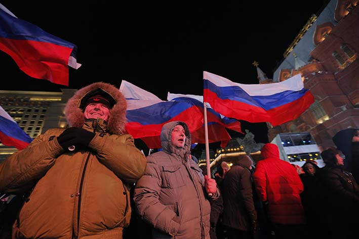 La gente asistió a una manifestación en la Plaza Manezhnaya cerca del Kremlin durante las elecciones presidenciales en Moscú, Rusia.