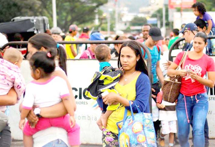 Aproximadamente 35 mil venezolanos cruzan cada día la frontera con Colombia, algunos en busca de medicinas y alimentos, otros en busca de un futuro mejor para establecerse de forma permanente.