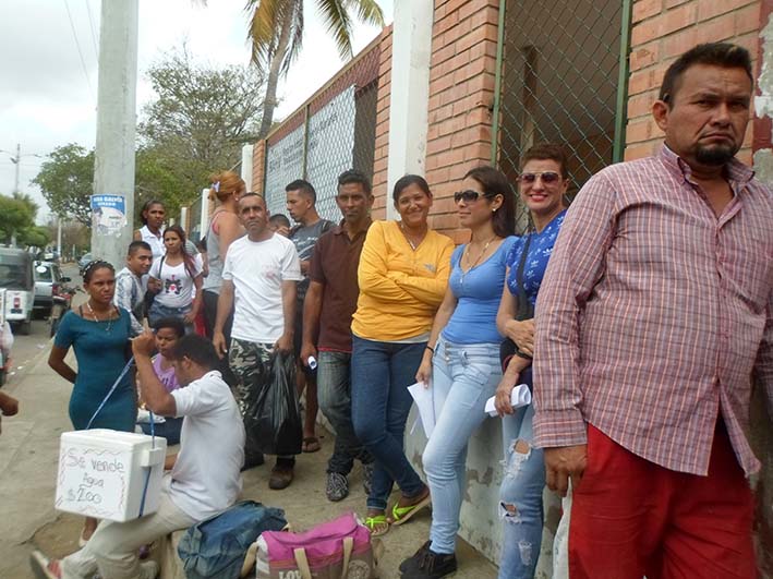 Las largas colas se presentan a diario  en el Centro de Atención Social y en la Casa de la Cultura de Paraguachón.