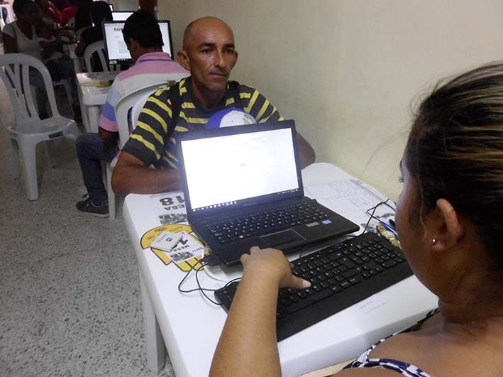  Este es en el momento que el ciudadano venezolano responde a las preguntas que le hace el funcionario en el Centro de Atención Social de Maicao.