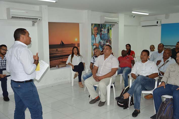 Aspecto de la reunión que realizó en alcalde de Riohacha, Fabio David Velásquez Rivadeneira, con la Asociación de profesionales Afro-indígena de La Guajira, para fortalecer la empleabilidad en el Distrito.