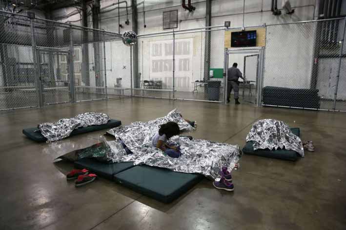 En jaulas, así mantienen a los niños en un centro de procesamiento de la Patrulla Fronteriza en Texas.