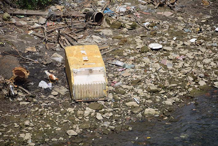 Cuando hablamos de contaminación física estamos haciendo referencia principalmente a la basura que se puede ver a simple vista. Río Manzanares.