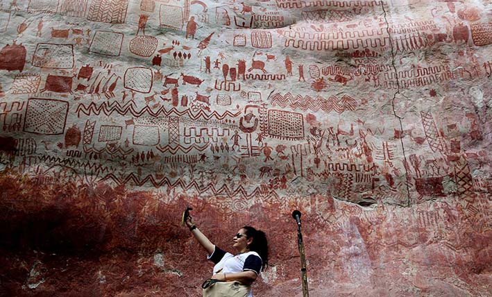 Escondidas tras una selva que durante siglos las protegió de la mirada de extraños están las pinturas rupestres de Cerro Azul, formación de la Serranía de La Lindosa conectada con el Parque Nacional Natural de Chiribiquete, incluido por la Unesco en la lista de Patrimonio Mundial de la Humanidad. Foto: EFE.