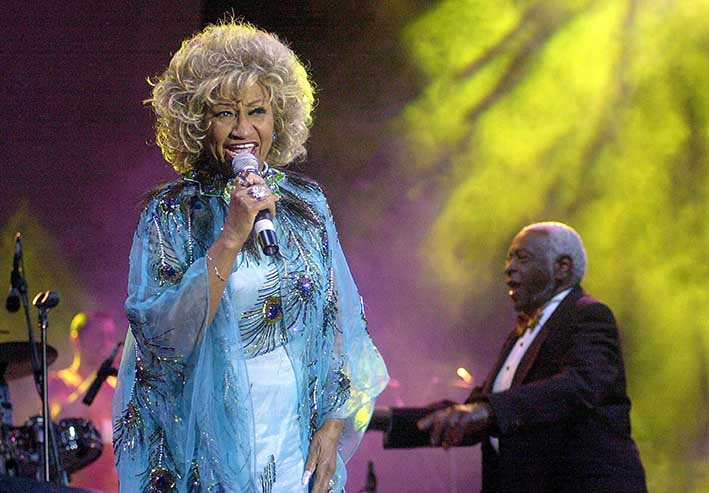 Esta foto muestra a la legendaria cantante cubana, Celia Cruz, con su marido ‘Perucho’, en un concierto en Benicasim, España.
