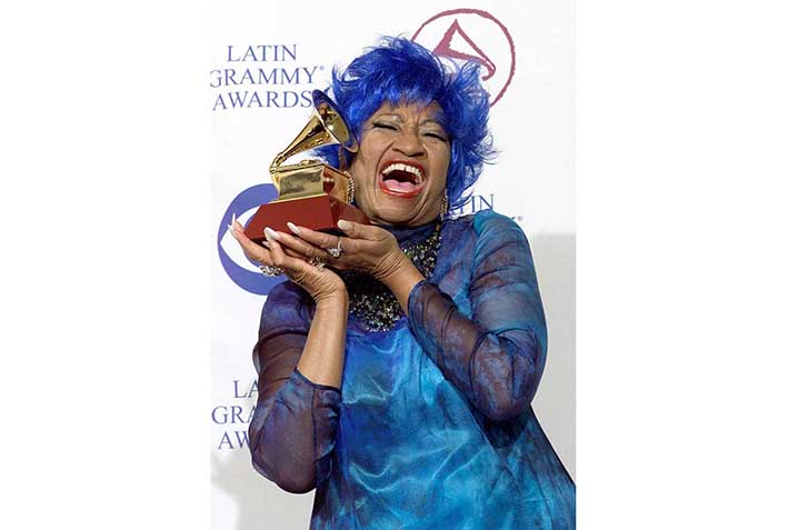 Celia Cruz posa con su Grammy a Mejor Actuación de Salsa en el año 2000.
