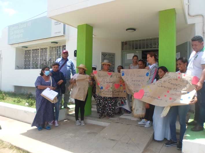 Los lideres protestando para que el Icbf continúe con atención a los niños de la comunidad Nuevo Amanecer de Maicao
