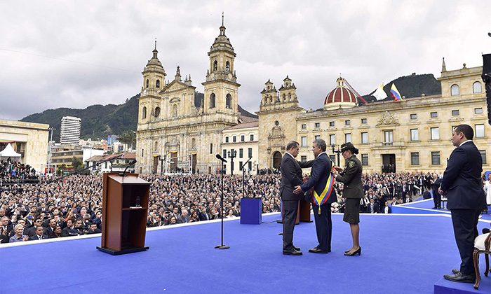 Teniendo como marco la Plaza de Bolívar y ante el presidente del Congreso, senador Ernesto Macías, Duque tomó juramento como nuevo Presidente de Colombia.  Foto Presidencia.