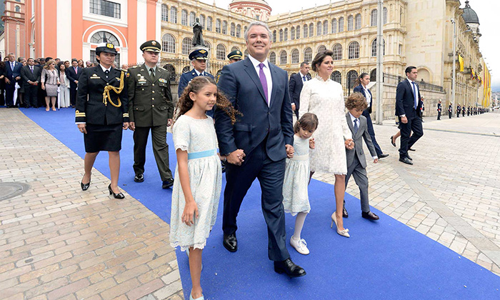 Duque caminó desde el Palacio de San Carlos, sede de la Cancillería, en dirección a la Plaza de Bolívar en compañía de su esposa, María Juliana Ruiz, y sus pequeños hijos Luciana, Eloísa y Matías.