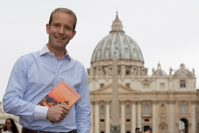 Javier Martínez-Brocal junto a su libro ‘El Vaticano como nunca te lo habían contado’, donde desvela numerosas curiosidades sobre este templo y su construcción.