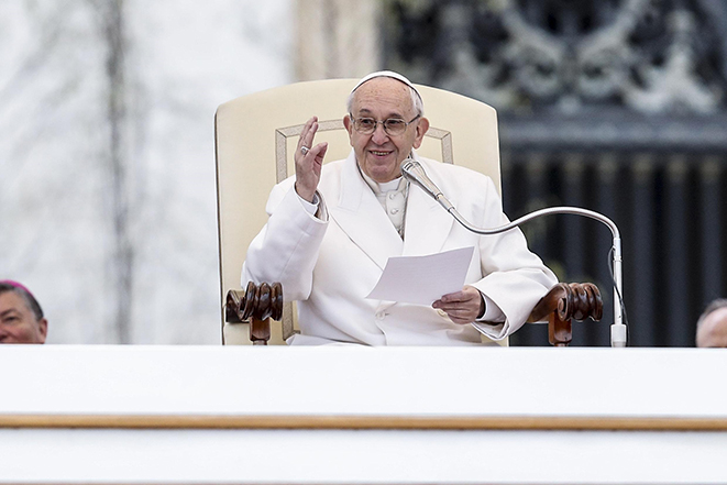 Según el autor, el papa Francisco está cambiando el modo de ser católico pero sin cambiar los principios y contenidos de la religión.