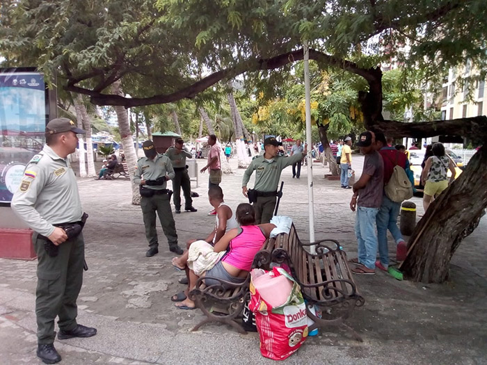 La Policía de Turismo llegó hasta las laderas del El Rodadero para inspeccionar el control de venezolanos y encontraron varios de ellos con colchonetas y estufas residiendo en el lugar. 