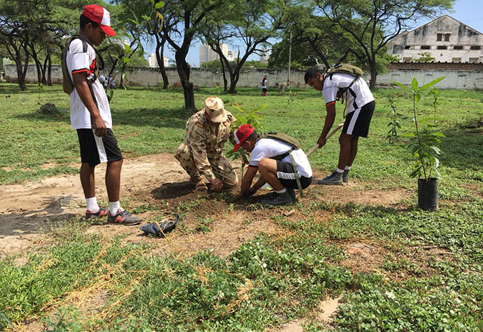 Con una siembratón de más de 600 árboles en el Cantón Militar San Fernando, ha contado con la participación de soldados y empresas que quieren ayudar a la mejora y conservación del medio ambiente. 