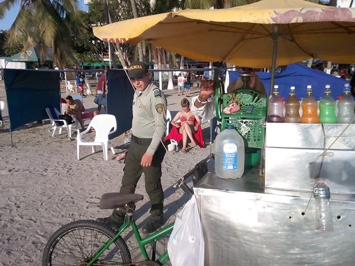 Este fin de semana  se intensificaron los controles a vendedores  informales que se ubican en los espacios públicos o invaden los sectores de la playa. 