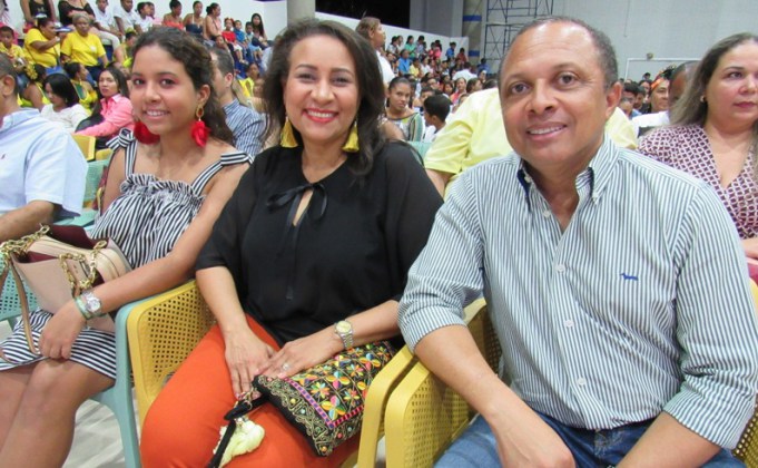  El director de Comfaguajira Luis Eduardo Medina Romero junto a su esposa Fedelmis Acosta y su Sara Medina Acosta.