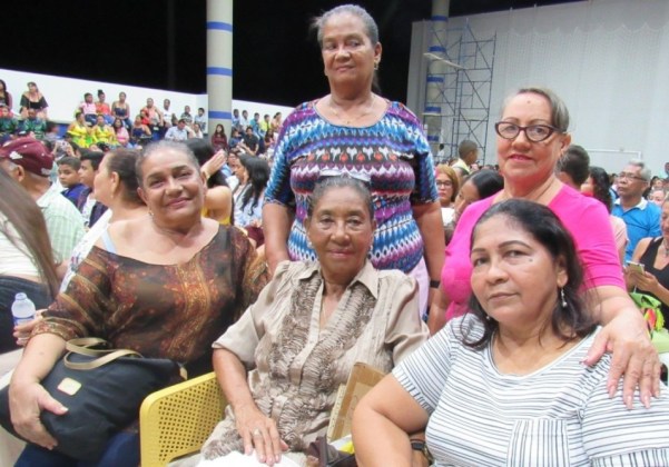 Grupo edad de trigo de Comfaguajira: Rosicler Ordúz Mejía, María  Elina Palacio, Ana Puerta, Berta Pimienta y Ana Surmay.