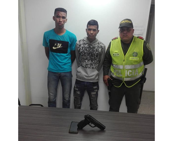 Luis Eduardo Castilla Aguilar y William Ríos Zabala, fueron capturados tras asaltar a una persona en cercanías de la entrada a la urbanización Nuevo Milenio de Santa Marta.