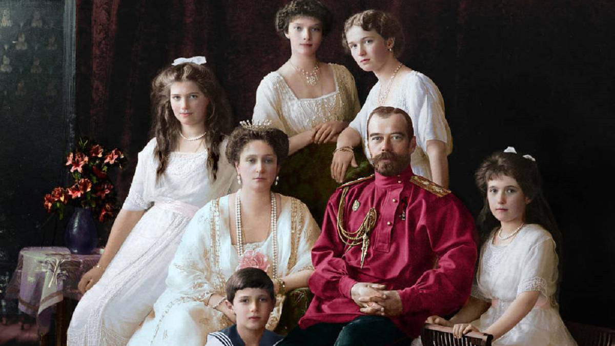 Nicolás II, su esposa Alejandra, sus cuatro hijas: Olga, Tamara, María y Anastasia, su hijo el zarévich Alekséi