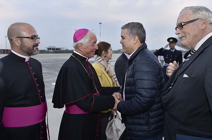 A su llegada al Aeropuerto Ciampino en Roma, el Presidente Iván Duque fue recibido por el Representante del Servicio Diplomático de la Santa Sede, Monseñor Francesco Canalini.