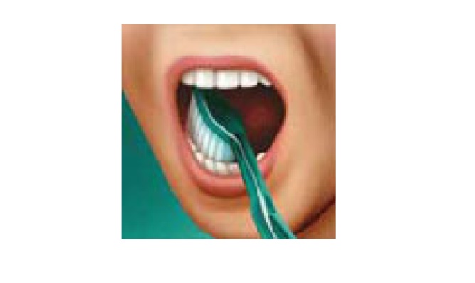 Cepille suavemente la lengua para eliminar las bacterias y refrescar el aliento.