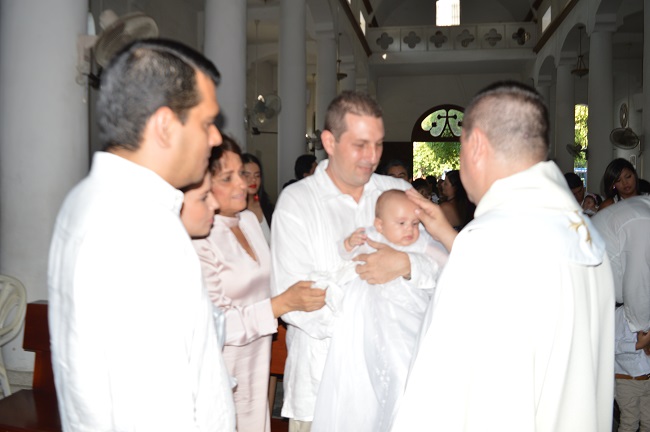 Entre los bautizados por el sacerdote Robinson Silva, estaba Joaquín Vallejo Ordoñez, quien aparece con sus padres y padrinos.