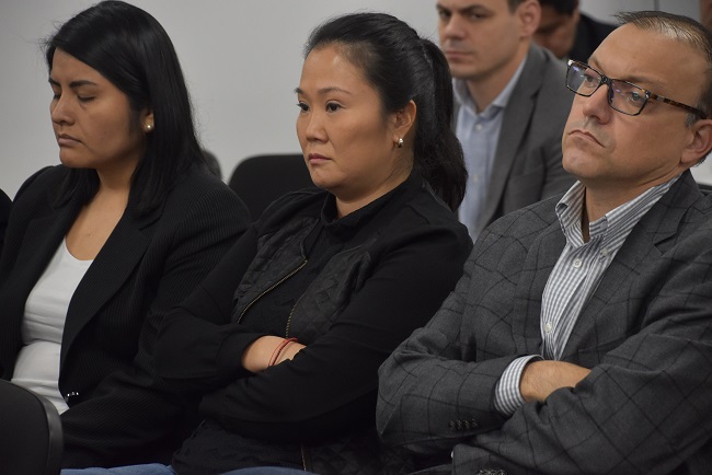 A la hija del expresidente Alberto Fujimori el fiscal le imputa ser la presunta líder de una organización criminal enquistada en su partido para captar dinero ilícito y así llegar al poder, para después devolver los favores con actos de corrupción.