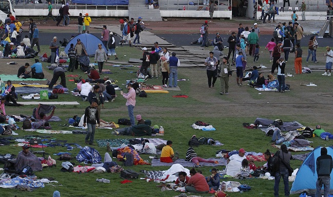 Miles de personas de la caravana migrante en Ciudad de México esperan a los compañeros dispersos en otros puntos del país, con la intención de continuar su travesía hacia Estados Unidos. EFE