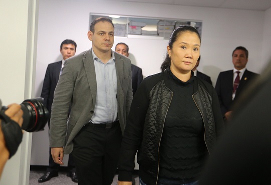 La líder opositora Keiko Fujimori (d) y su esposo, Mark Vito (i), en la sala penal nacional a la espera de la lectura de la resolución de prisión preventiva