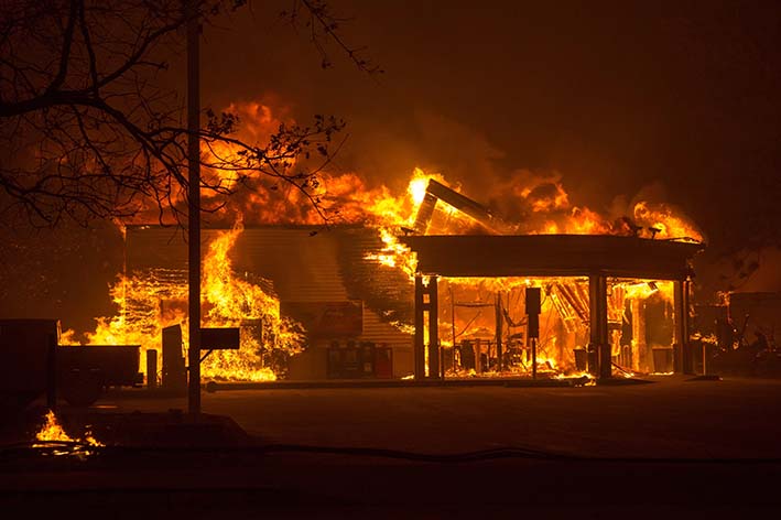 El fuego ya ha quemado más de 8.000 hectáreas en menos de 24 horas y sigue avanzando impulsado por la sequedad del terreno y los fuertes vientos.