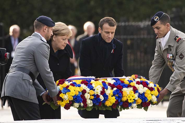 Después de la ceremonia, Merkel y Macron departieron con varios jóvenes asistentes al evento, a quienes el francés recordó que las más de siete décadas de paz en Europa